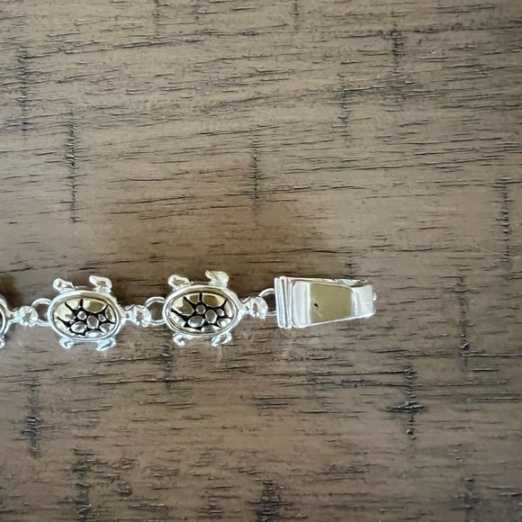 Silver-Plated Sea Turtle Link Bracelet with A Magnetic Clasp - Picture 5 of 6